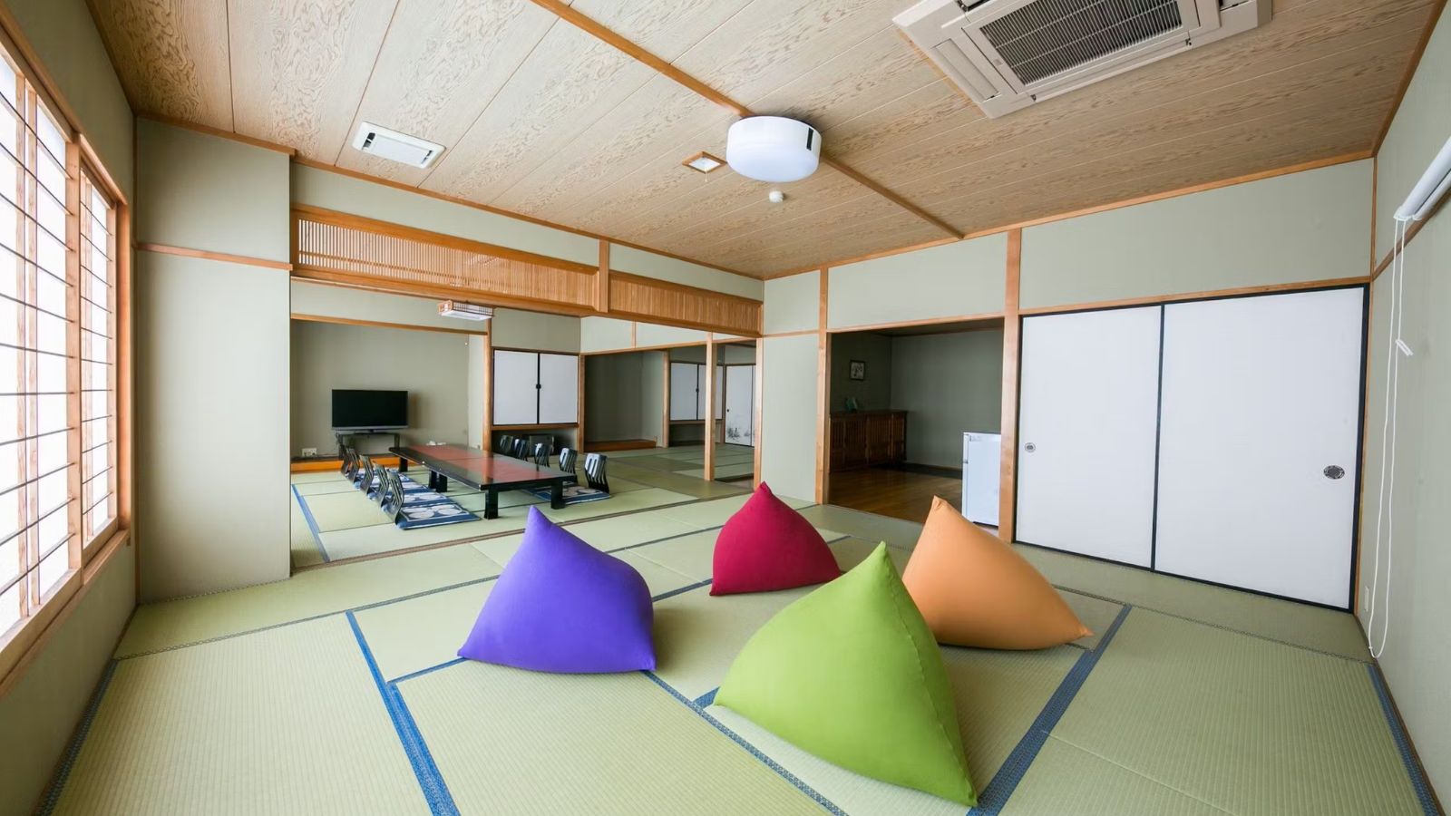 ご友人・ご家族で！広々お部屋でリラックス