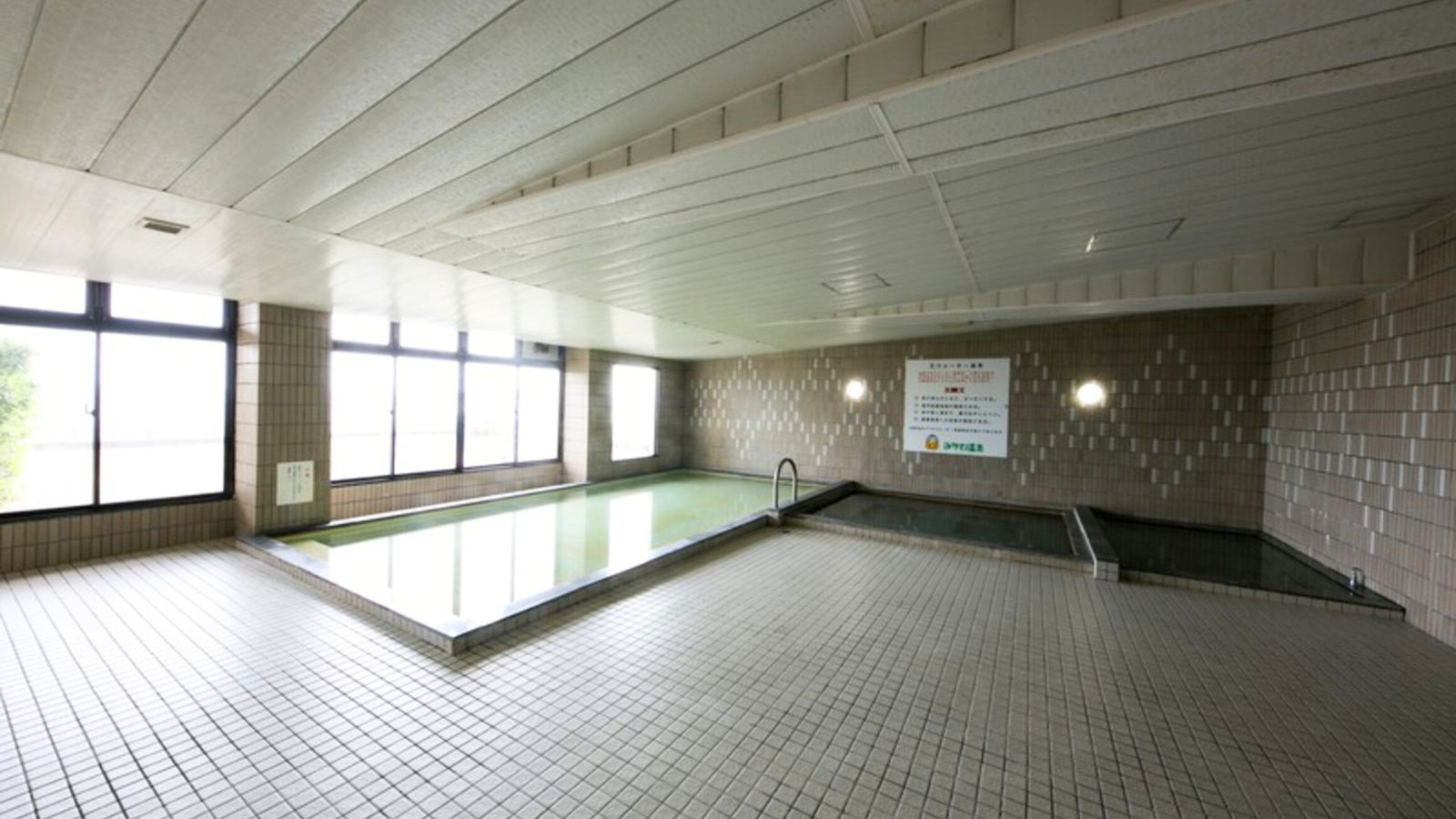 開放的な大浴場からも海を一望！