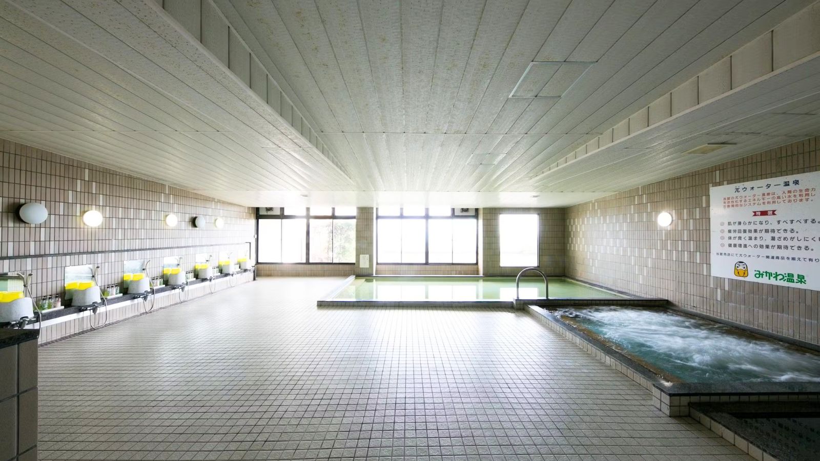 開放的な大浴場からも海を一望！