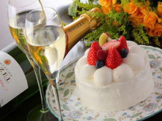 22. 手造りホールケーキ、シャンパン各種、アレンジメントを手配いたします。記念日にいかがですか。