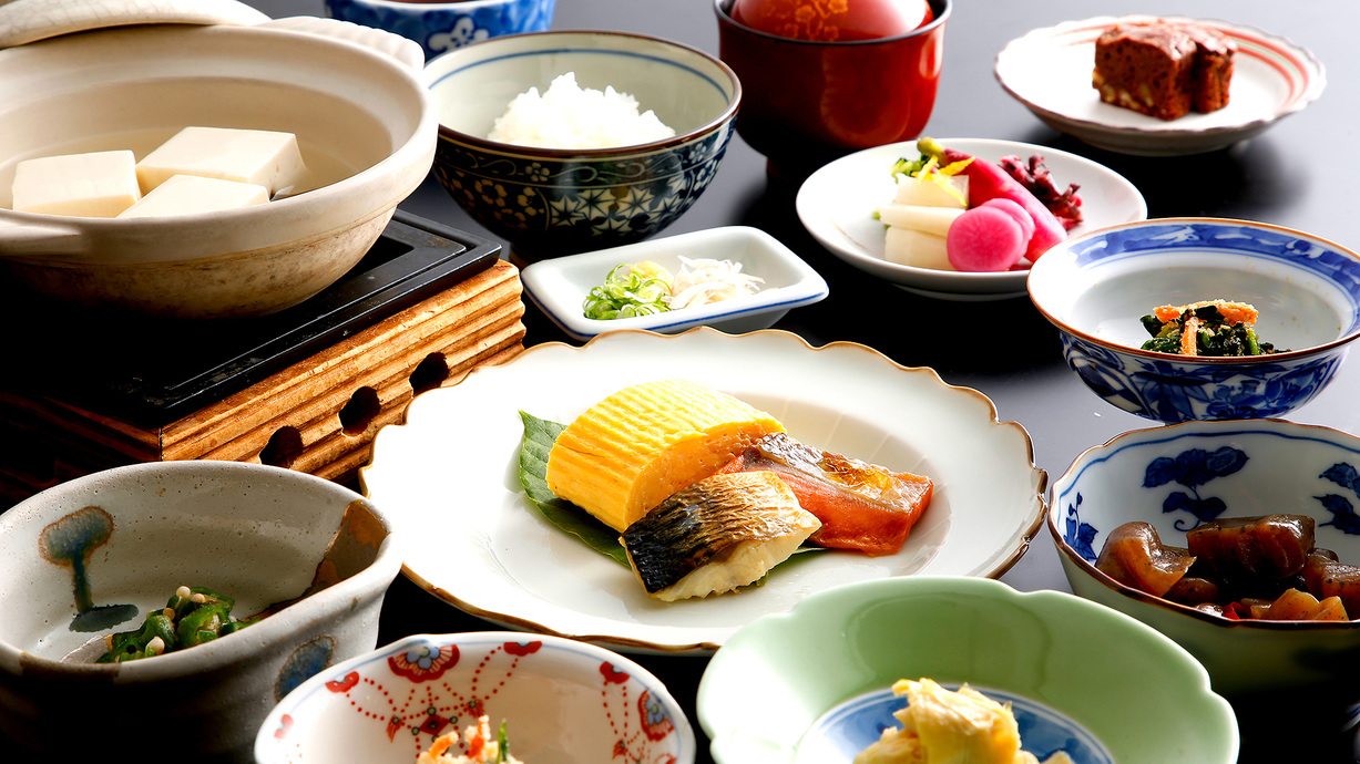 伝統ある嵯峨のお豆腐が付いた品数豊富な朝食