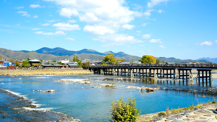 名勝・嵐山のシンボルである渡月橋