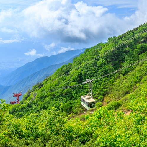 **【千畳敷カール】四季折々の景色が楽しめます。ロープウェイから絶景の滝を眺めることも！