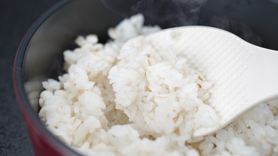 *ご夕食（一例）/身体に優しい「麦飯」を白米の変わりにご用意。多くの食物繊維を含み注目されています。