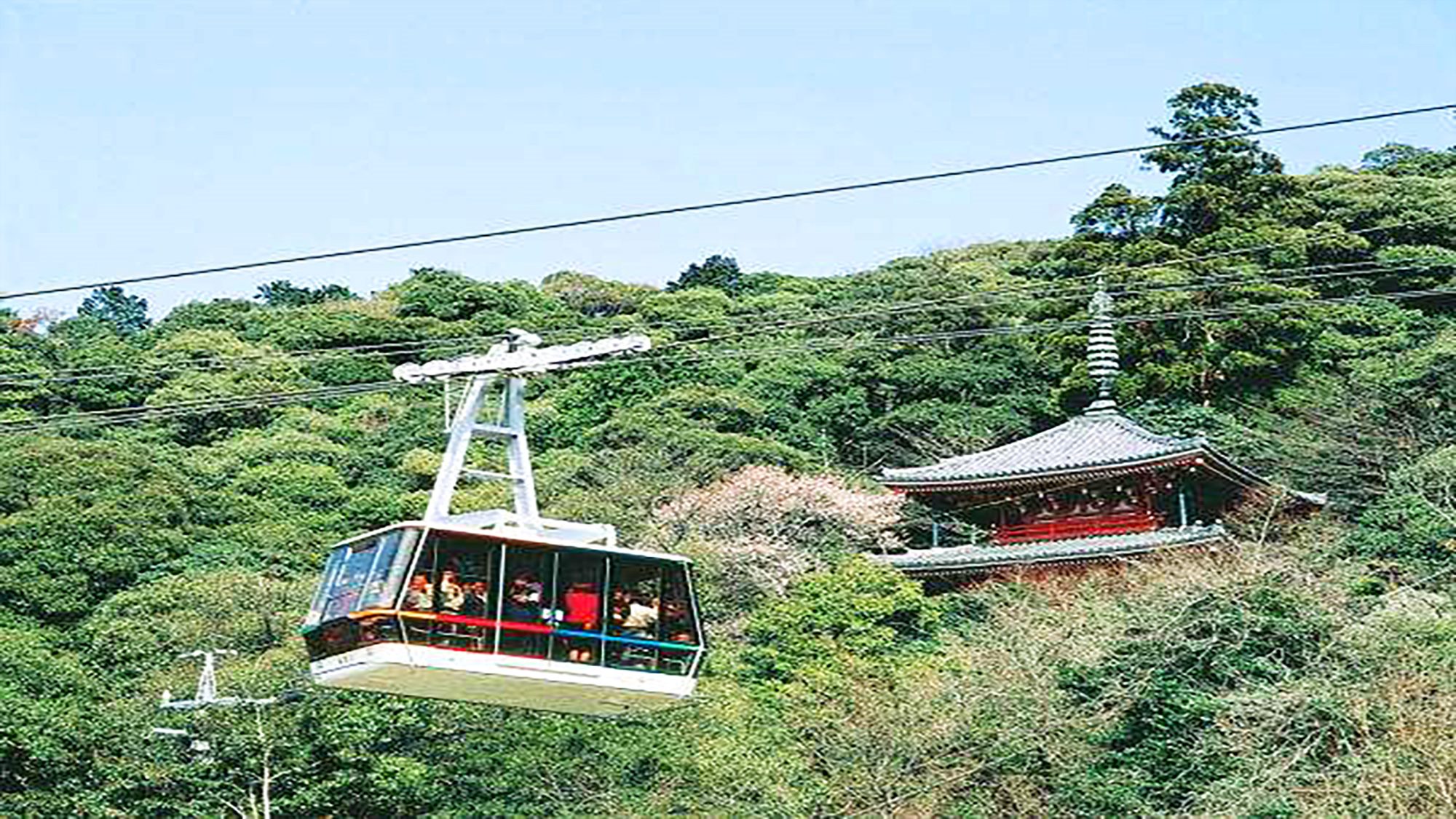 【金華山ロープウェイ】岐阜公園と山頂を3分で結ぶ、四季の自然美を楽しめます。