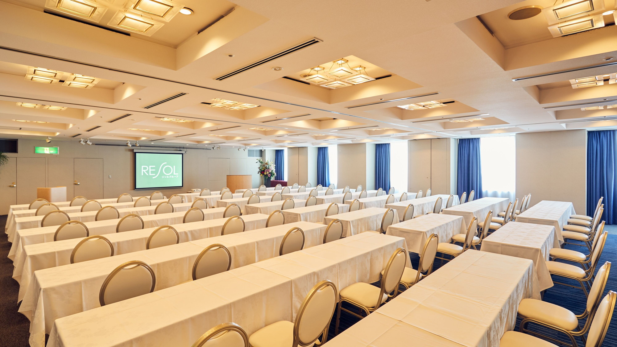 【宴会場「美花」（6階）】スクール形式にて150名様まで収容可能です。