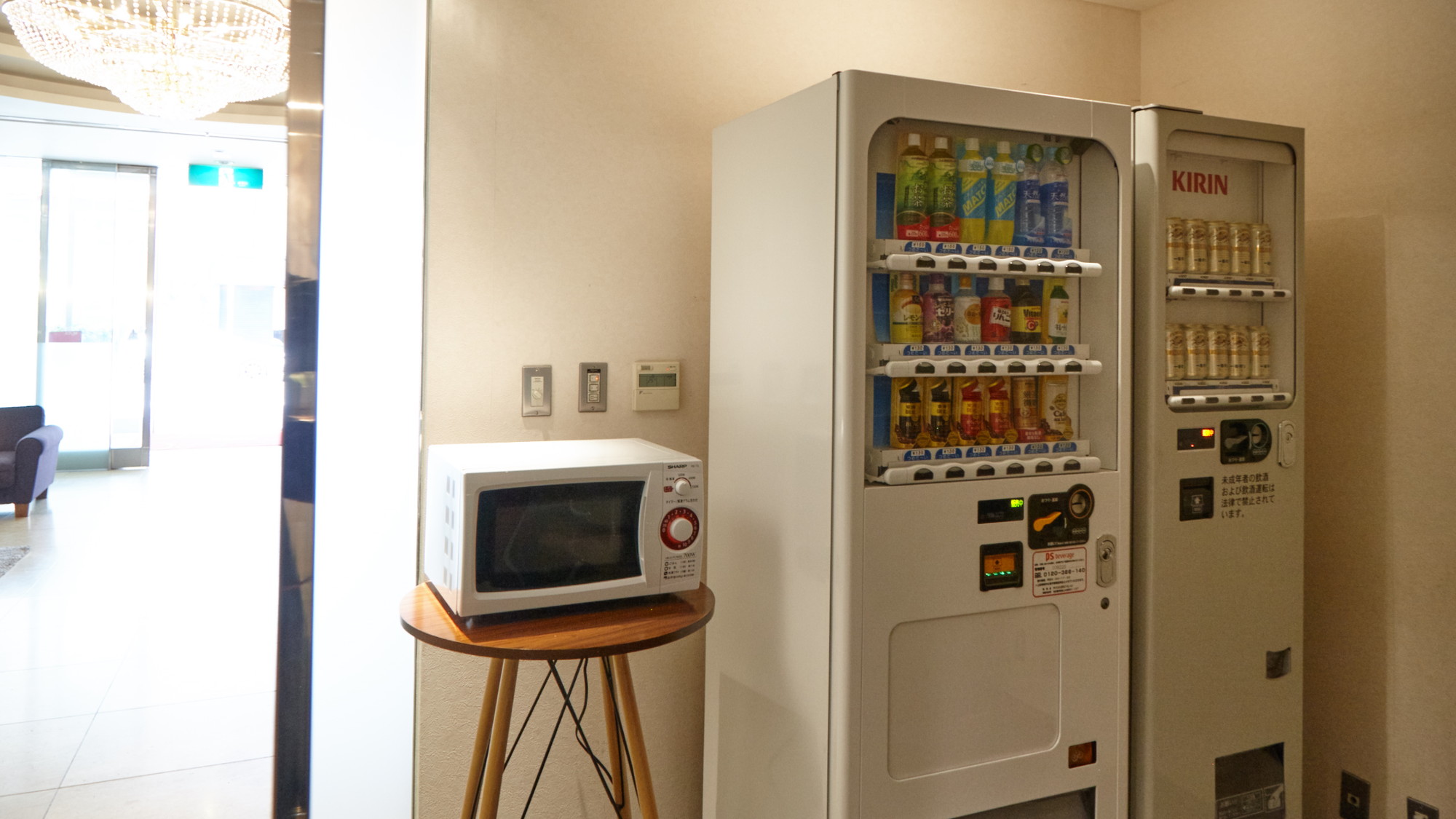 【設備】1階に電子レンジと自動販売機がございます。