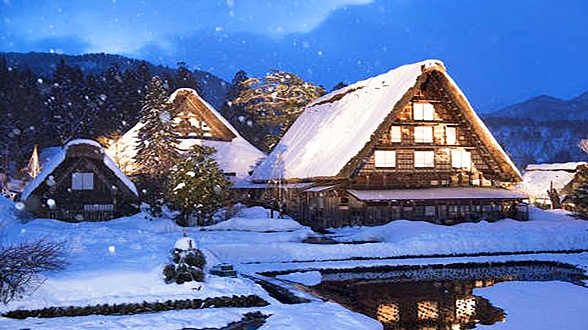 【白川郷（冬）】『岐阜県 白川村』 世界遺産。冬になると幻想的で美しい風景を見ることができます。