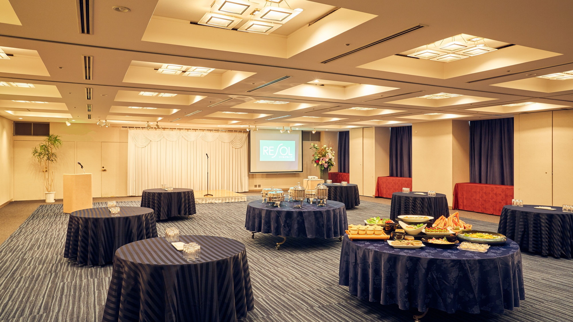 【宴会場「美花」（6階）】着席形式（イメージ）です。お気軽にお問い合わせください。