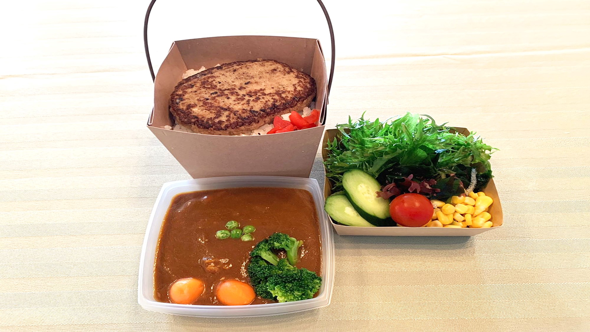 【夕食メニュー】夕食は「ハンバーグカレー」でお部屋でお手軽に♪