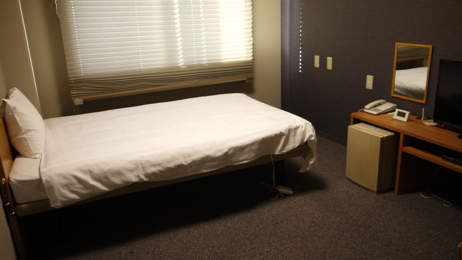 【シングルM　くつろぎ館】セミダブルベッド