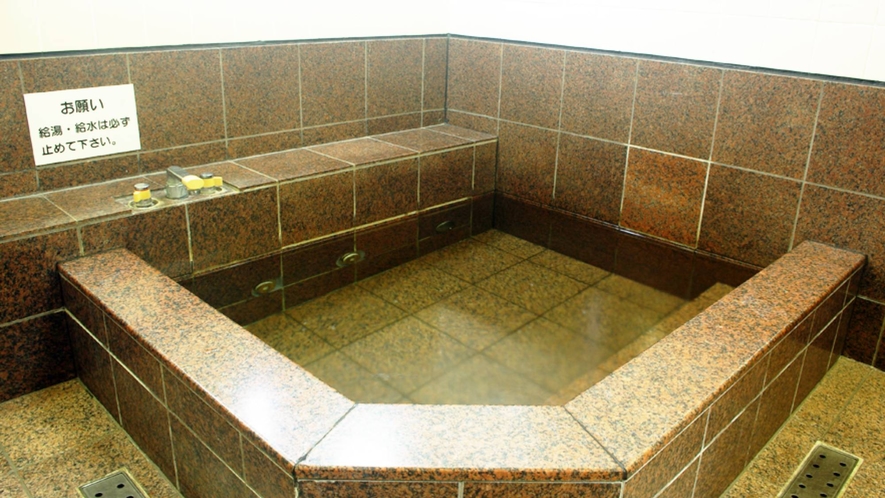 ・共用の浴場は大小2つ。天然活性石温泉になります