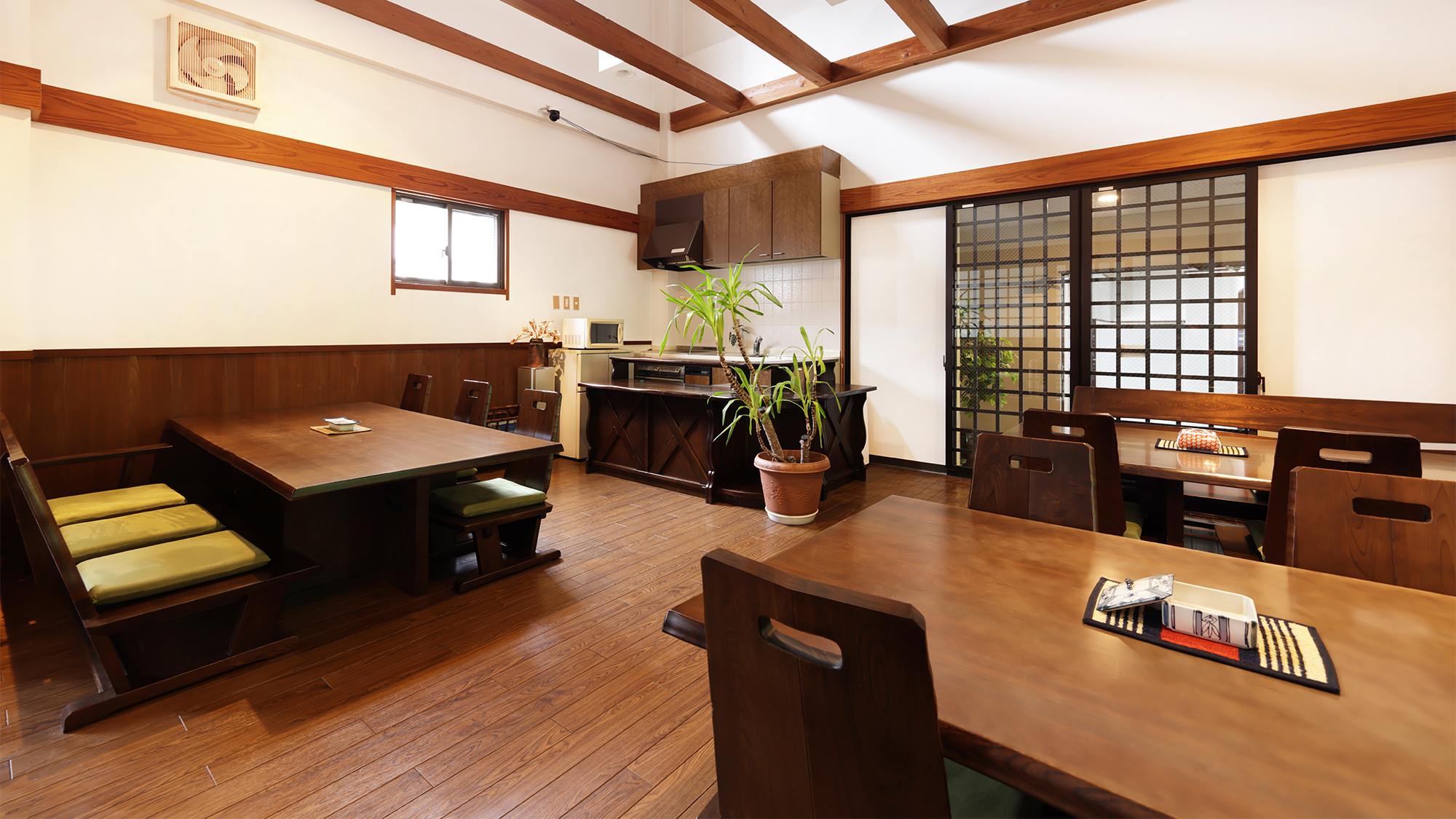 喫煙ルーム ※退室時は節電の為に消灯をお願い致します。