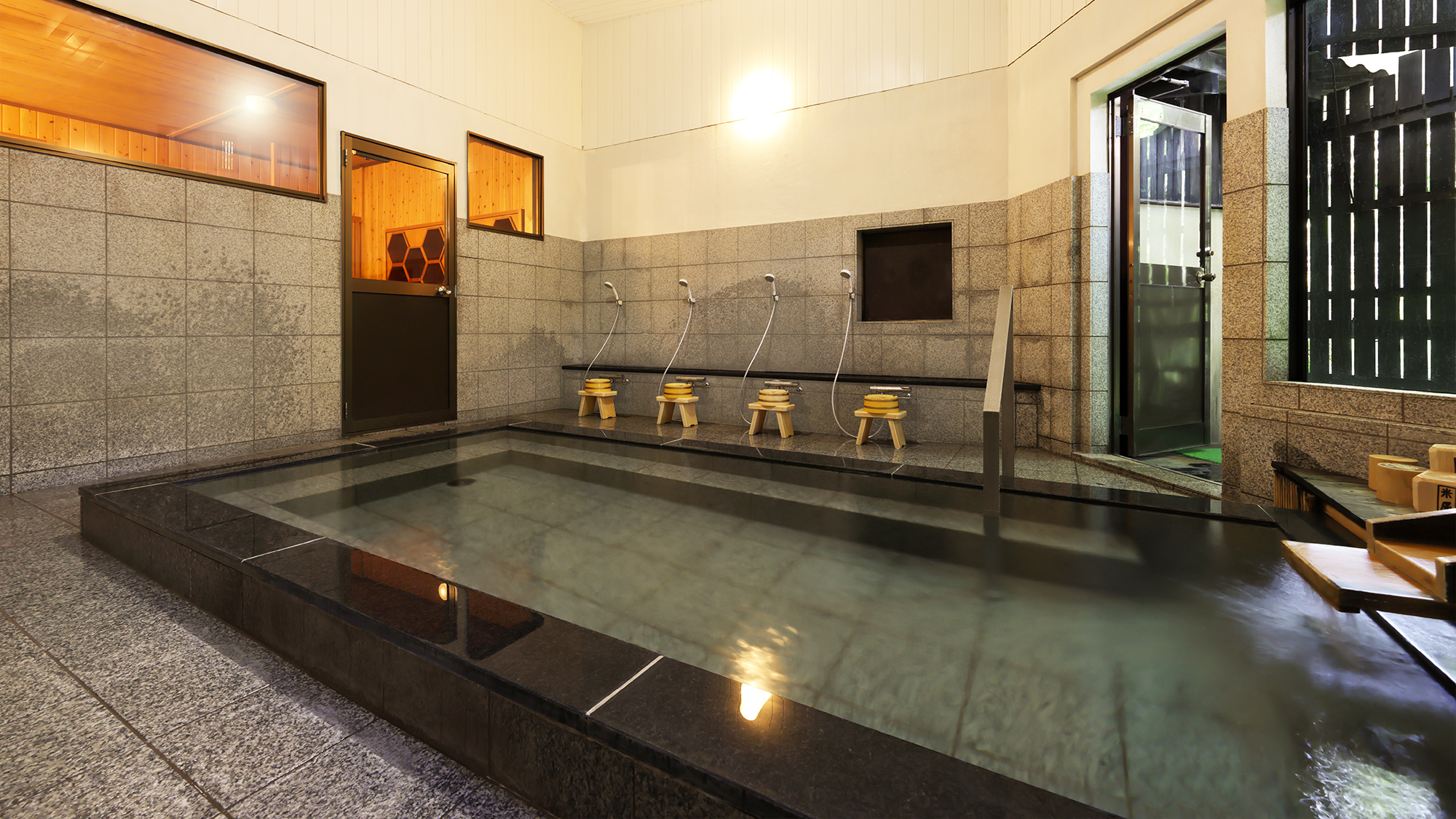 内湯 中浴場 椿の湯(半露天風呂 炭籠の湯に隣接)