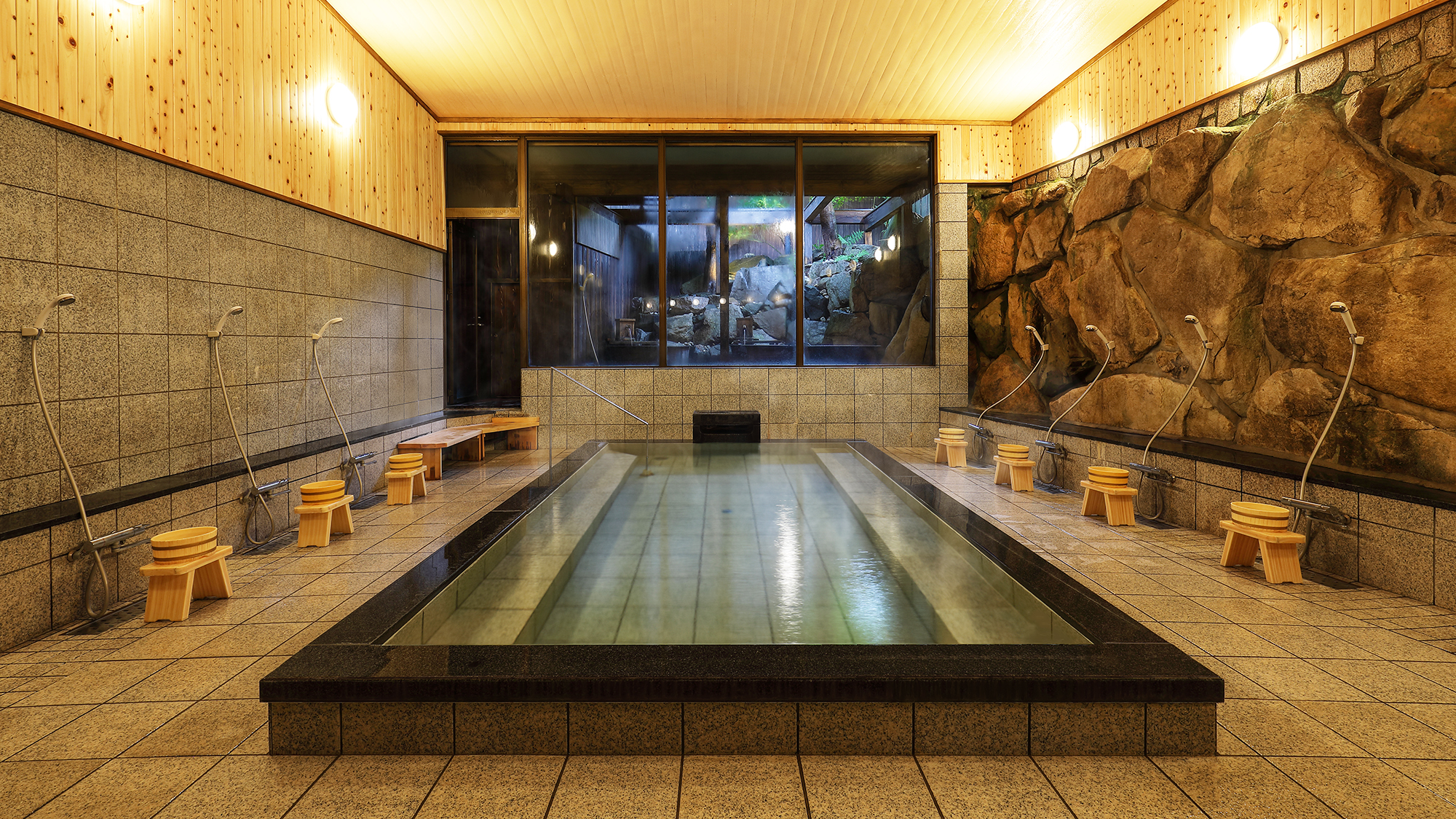 内湯 大浴場 桧の湯(半露天風呂 鉄窯の湯に隣接)