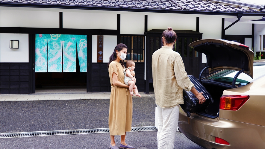 正面玄関　※荷物を降ろして車を駐車場にご移動ください。