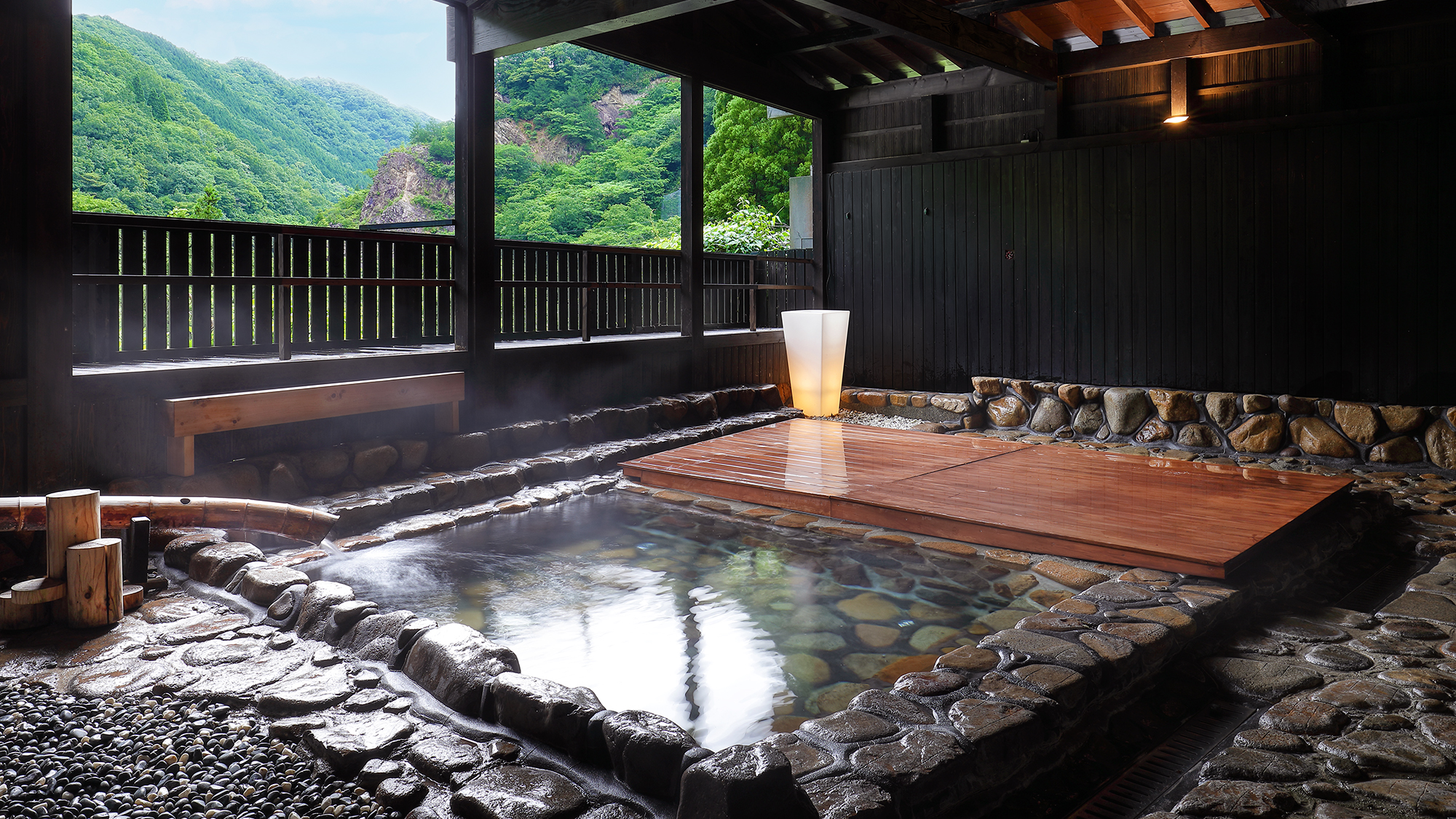 半露天風呂 炭籠(すみごもり)の湯 ※気温が低い時期は湯温が下がる為に半面に蓋をする場合があります。