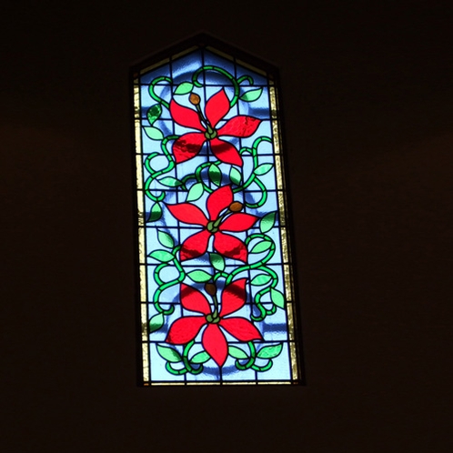 【ロビー】ロビーにあるステンドガラスは津和野のカトリック教会をイメージしています