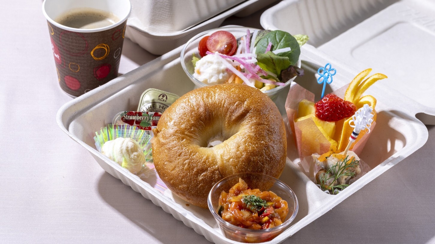【テイクアウト朝食】もっちりベーグルBOX｜サラダ＆フルーツのヘルシー朝食！朝早い出発にピッタリ！