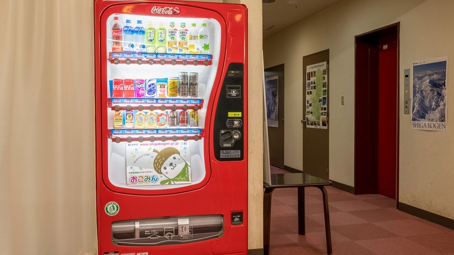 ・館内には清涼飲料・アルコールの自販機を設置