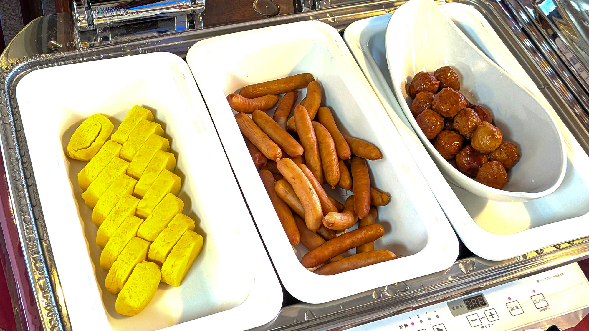 ・【朝食】玉子焼き、ウインナー、肉団子。定番のおかずを温かいままご用意しております