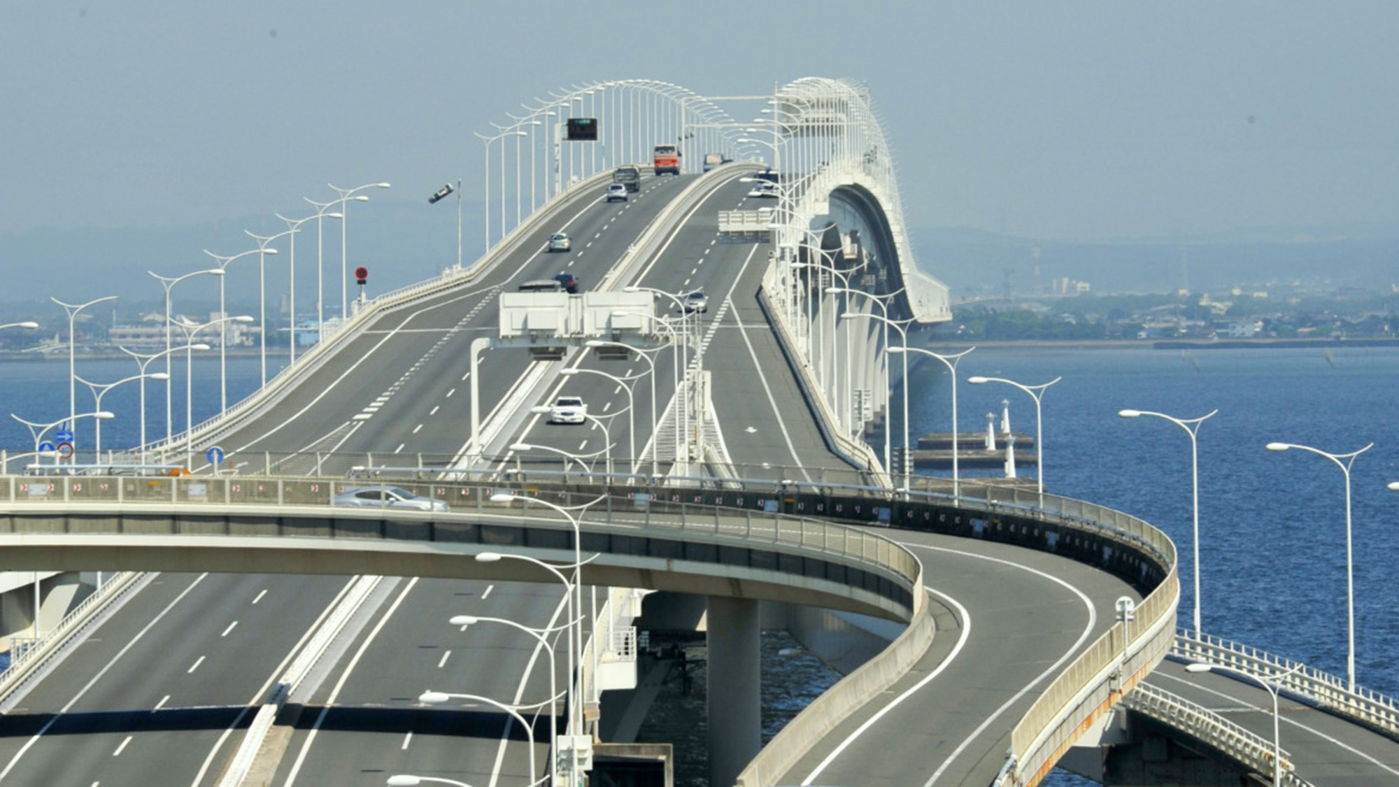 ・【東京アクアライン：海ほたる】レストラン、売店、休憩施設、駐車場等を配置したパーキングエリア