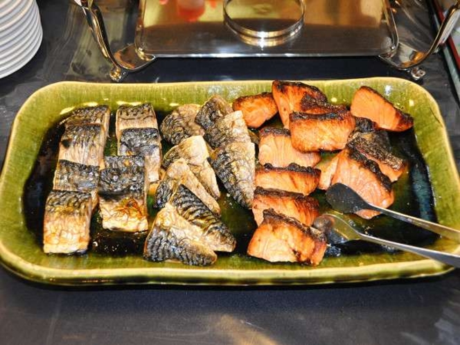 焼き魚も充実しています（一例）この日は鯖と鮭。