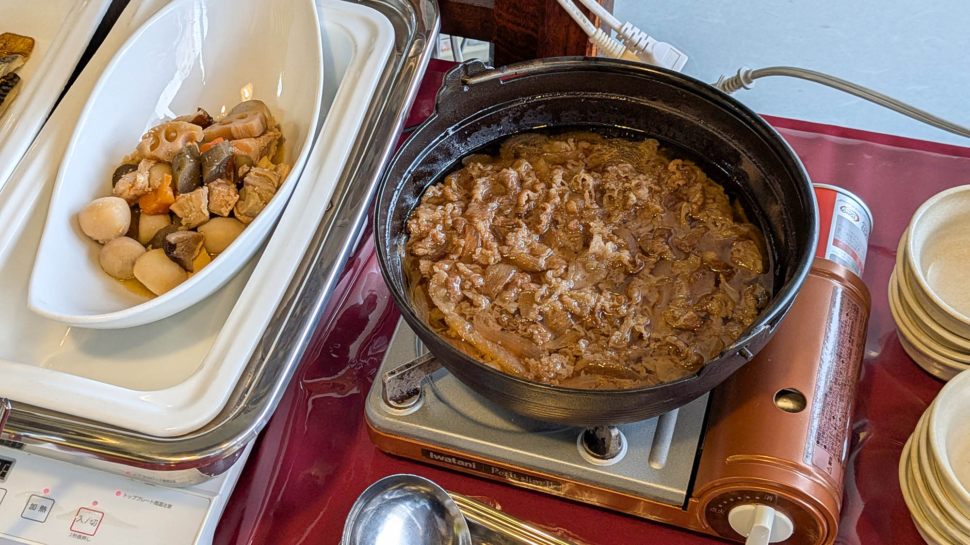 ・【朝食】ご好評頂いている和洋バイキングです。お好きな料理を取り分けてお召し上がりください