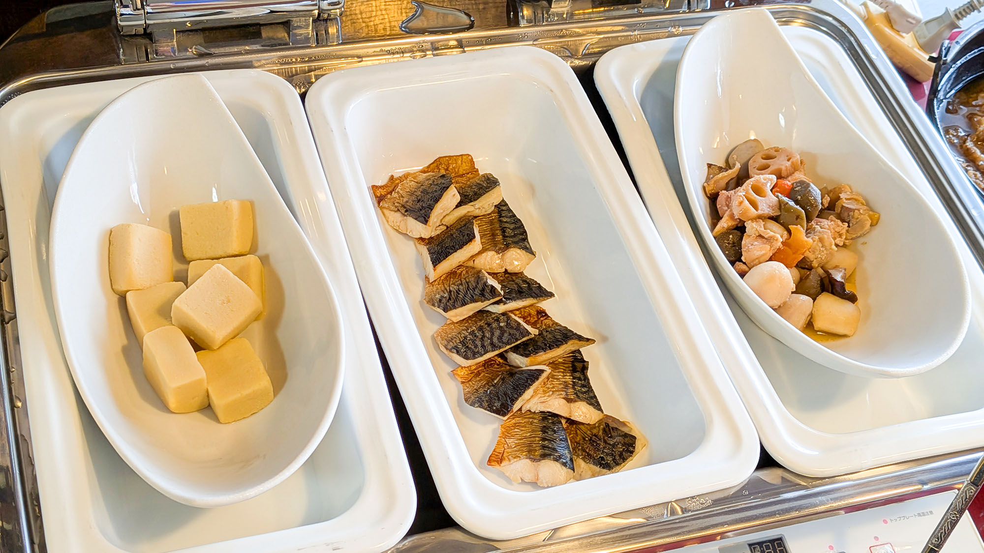 ・【朝食】高野豆腐、日替わりの焼き魚(鯖)、筑前煮。和食メニューも豊富にございます