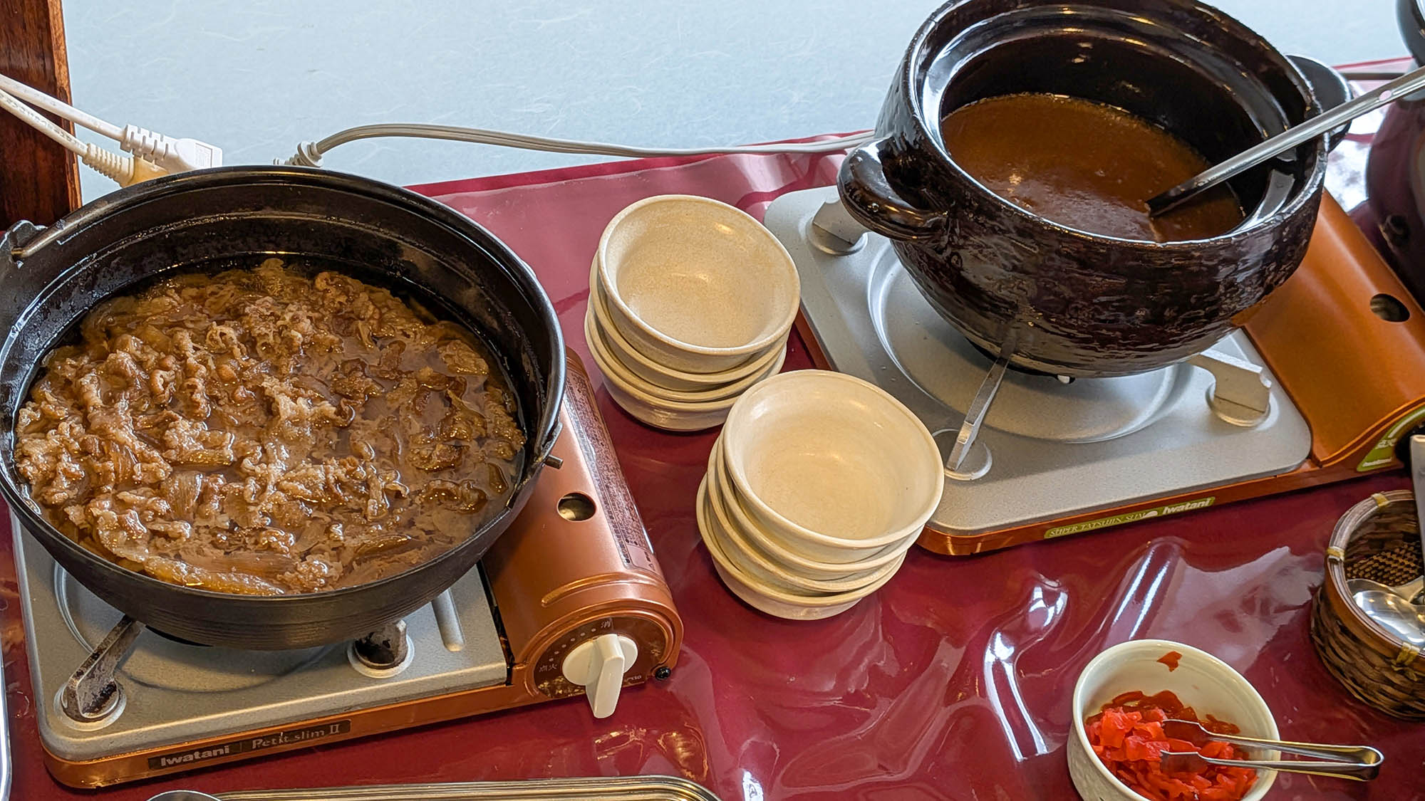 ・【朝食】牛鍋、カレー。朝からがっつり食べたい方におススメのメニューです