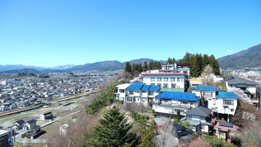 【外観】空撮。飯田城址の高台にあり眺望抜群！ここはまさに天空の城です。