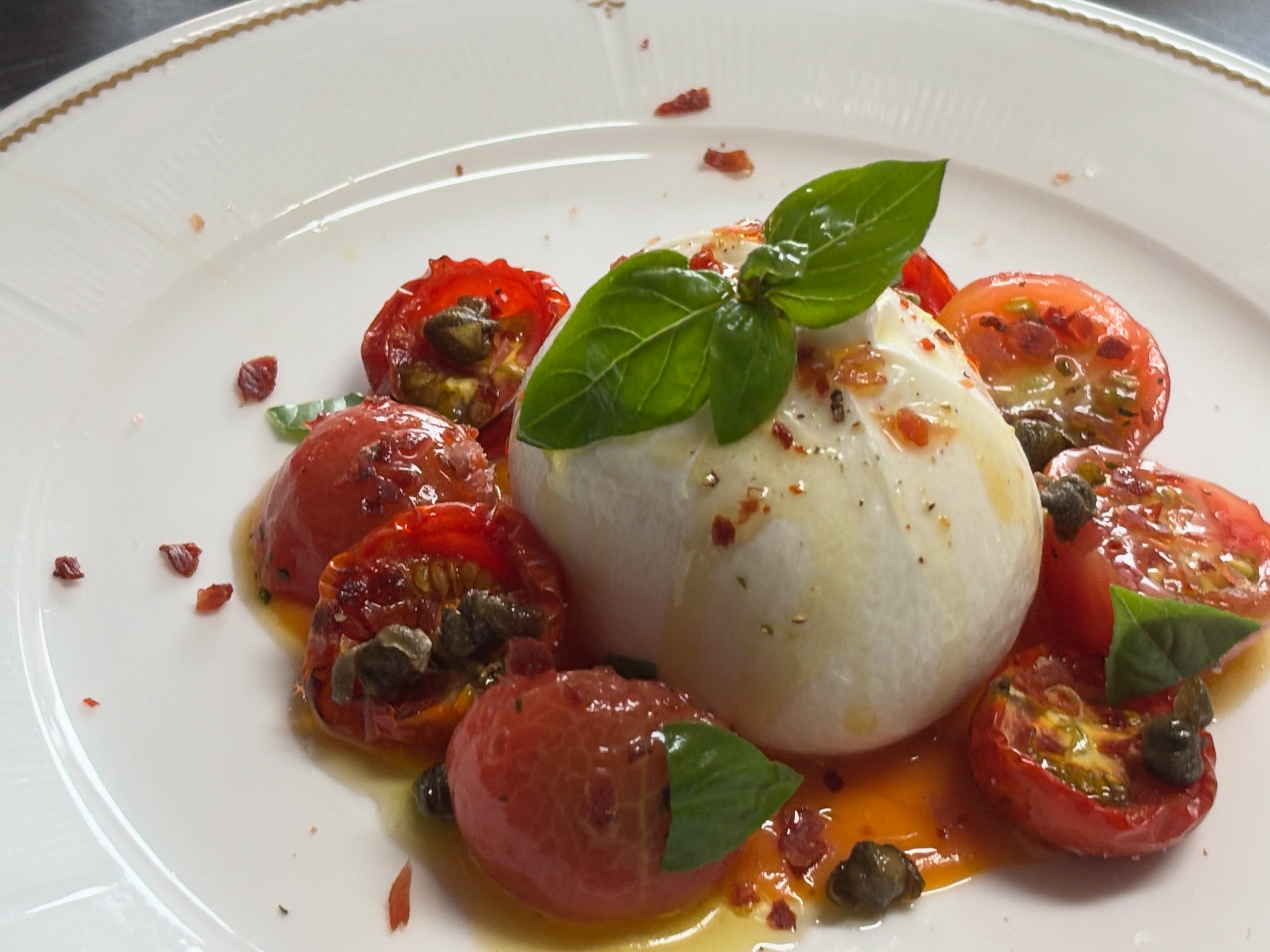 ブッラータチーズのカプレーゼ
