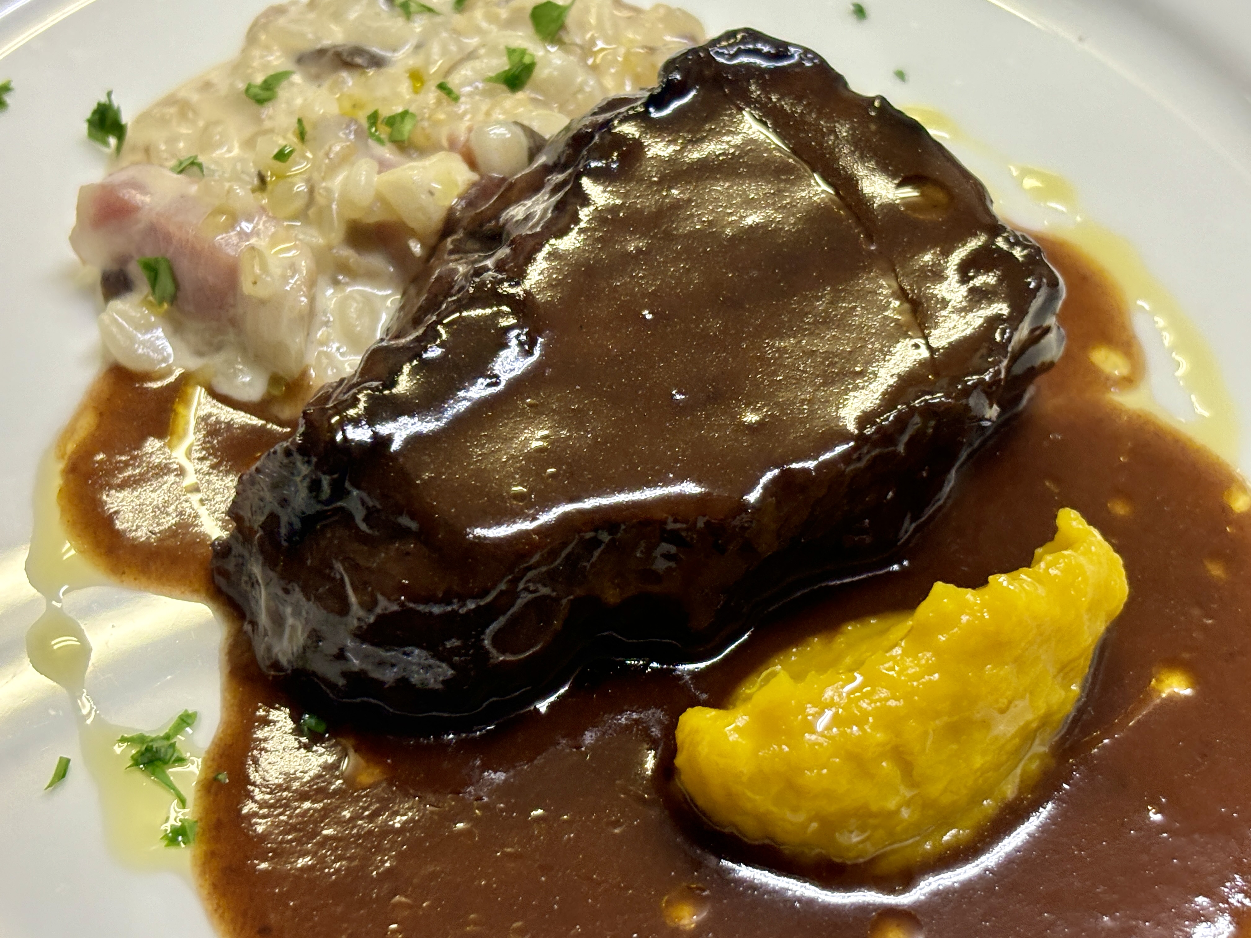 長萩和牛の赤ワイン煮込み　自家農園かぼちゃのピューレ