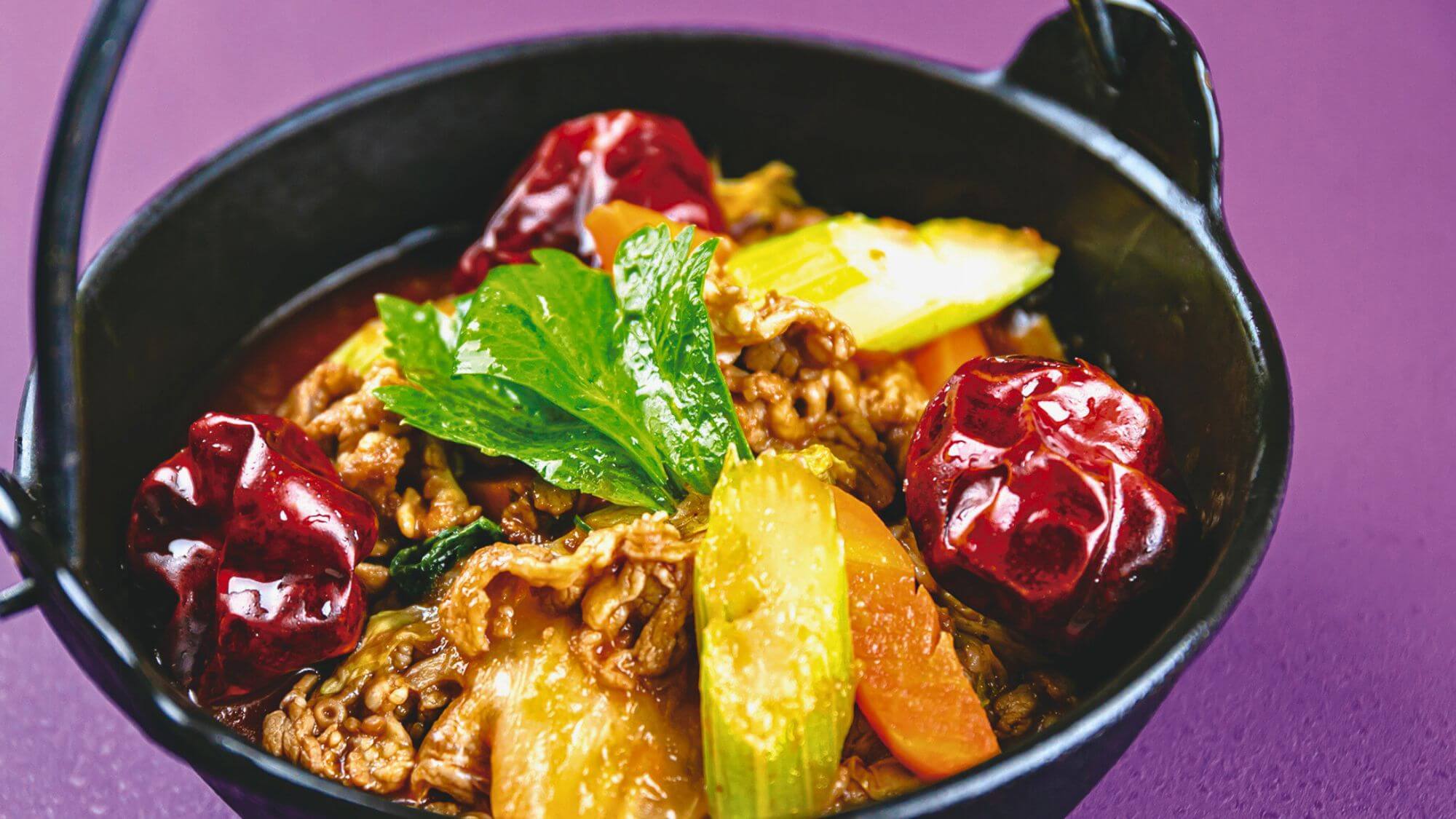 【2025-2026冬バイキング】牛肉と地元野菜の四川風辛子煮込み