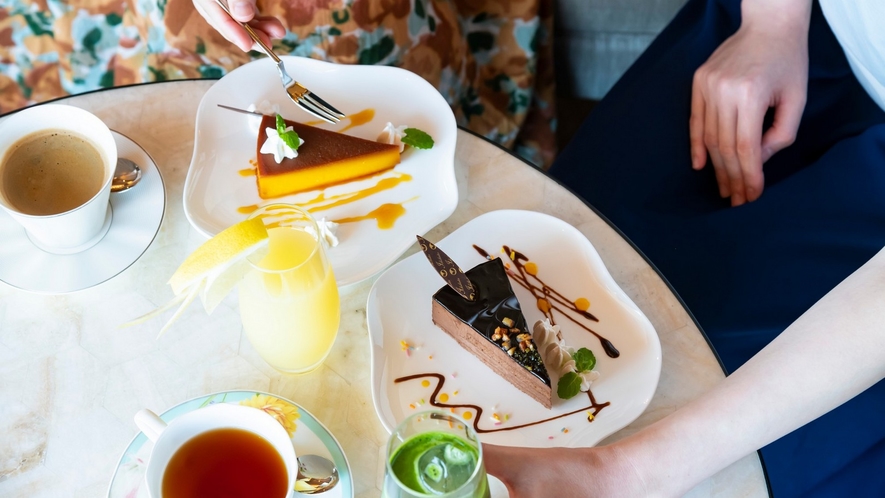 ケーキセットをどうぞ。カフェ＆バー　ブリリオでは他にも豊富なメニューがございます。