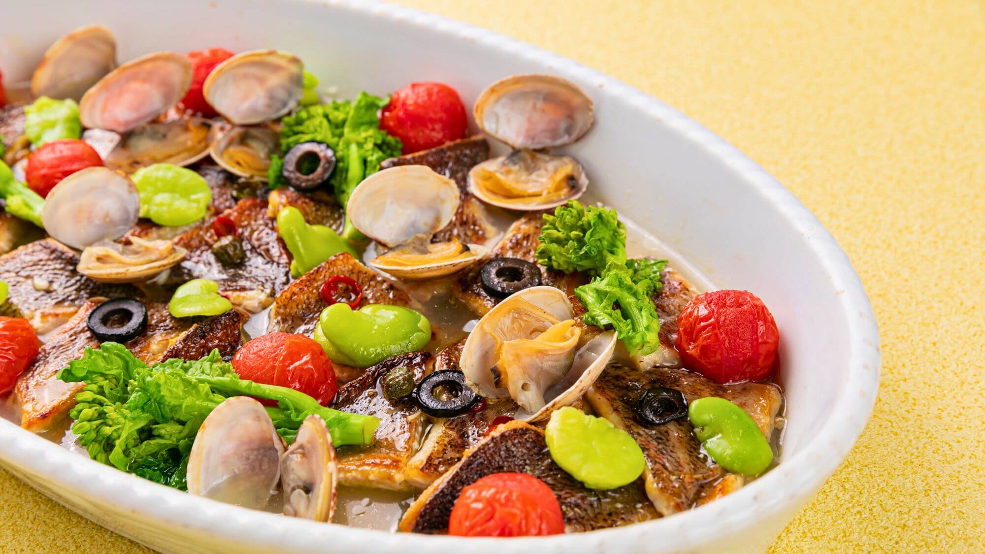 【2025春のバイキング】メバルと春野菜のアクアパッツァ風。旨味が凝縮されたスープが食欲をそそります