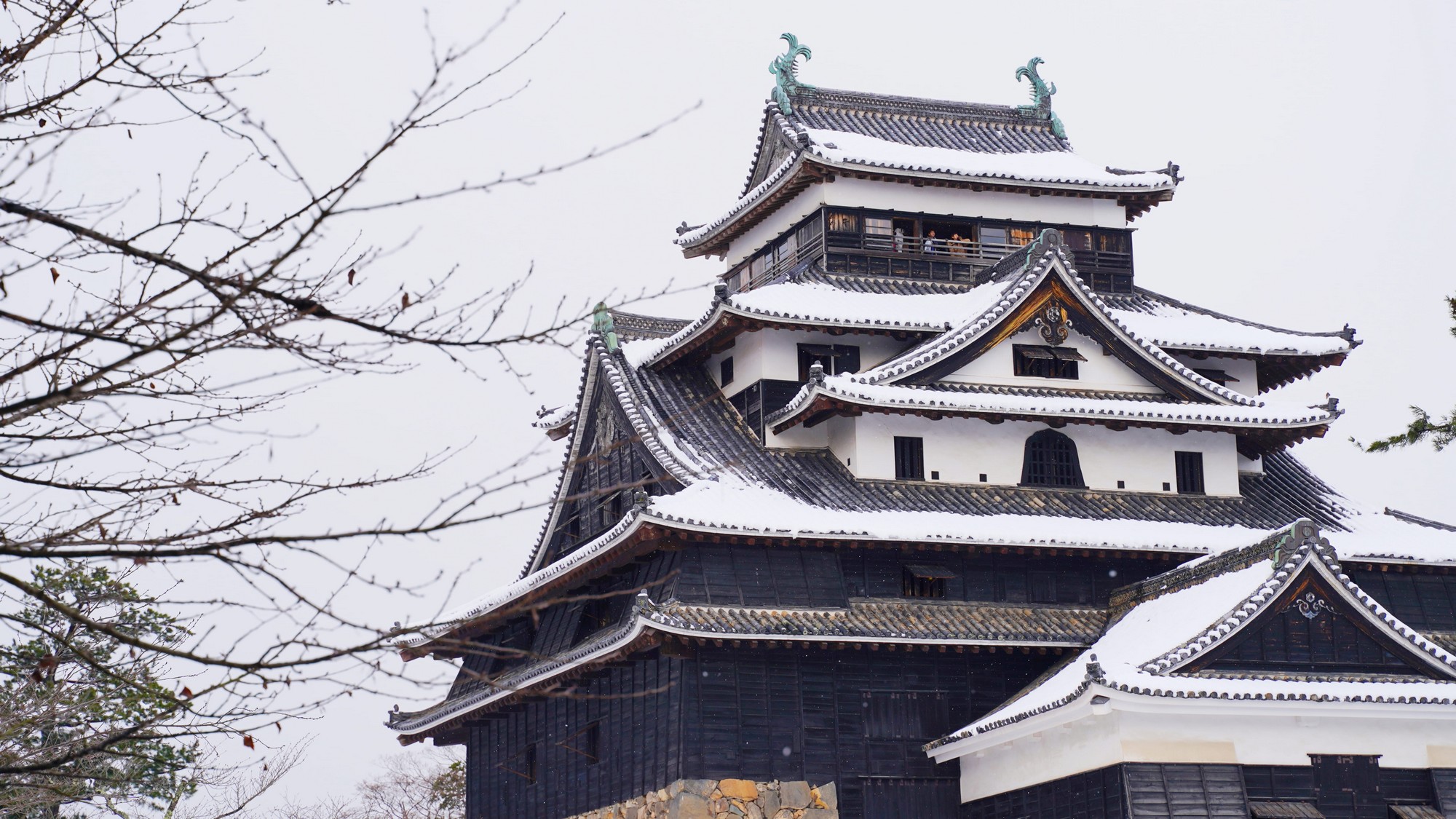 松江城へは徒歩圏内。冬化粧をしたお城も見ものです。