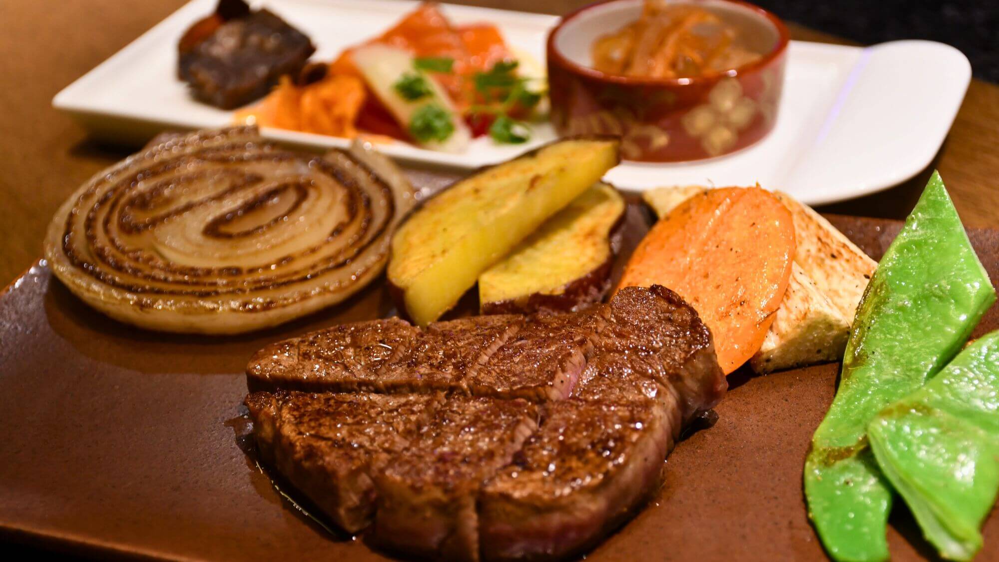【鉄板焼レストラン葵】厳選食材のディナーコース。ワインや日本酒各種お飲み物もご用意しております。