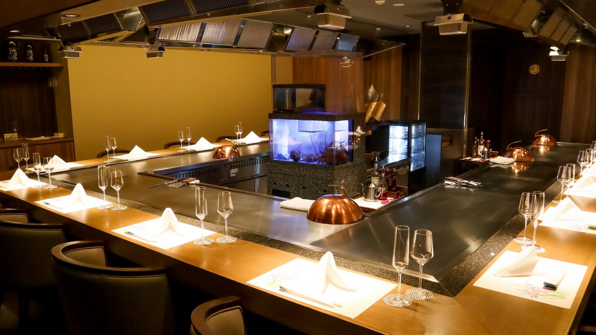 鉄板焼　葵では目の前で繰り広げられるシェフパフォーマンスで素材の旨みが存分に味わえます。