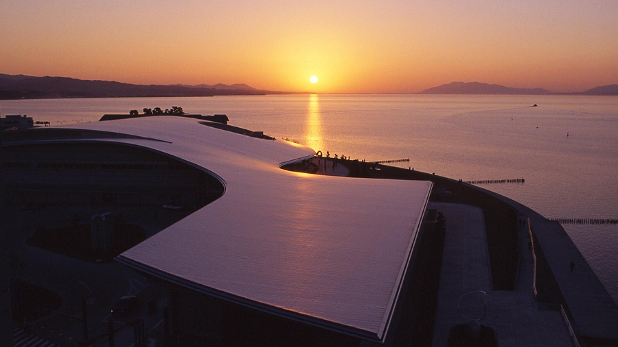 【島根県立美術館】宍道湖岬に立つ水との調和をテーマにした美術館です。当館よりお車で3分。