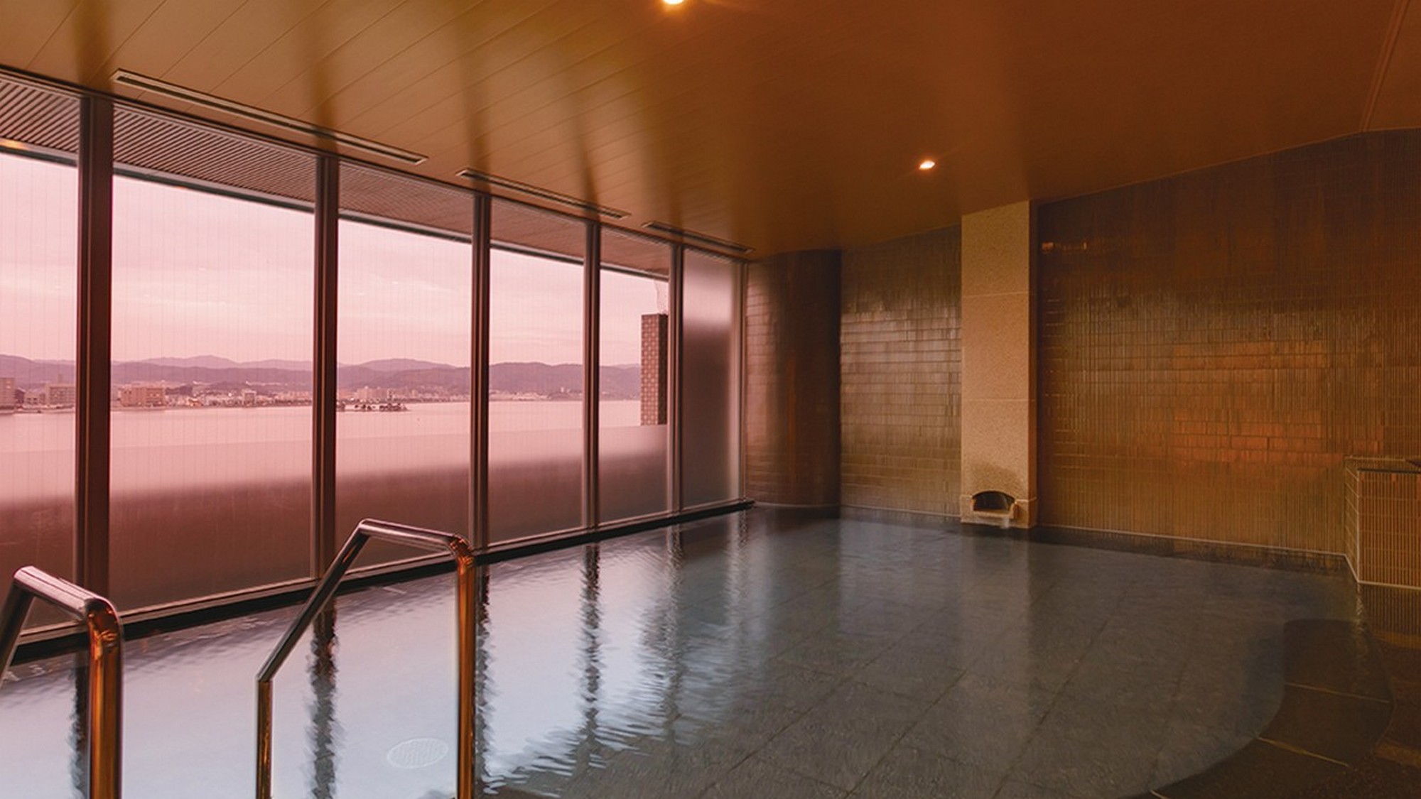 2023年リニューアルオープン！宍道湖を眺める展望大浴場でお寛ぎください。