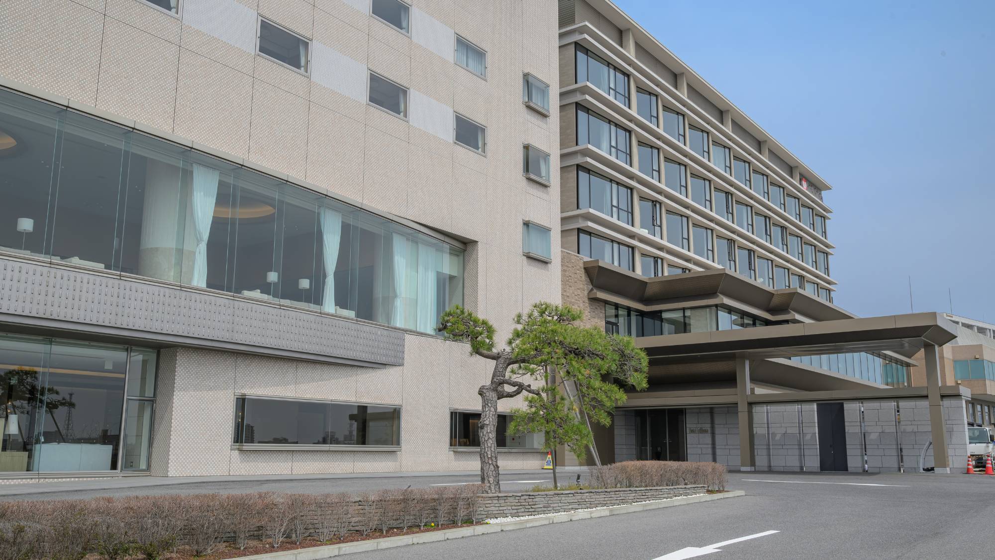 【ホテル外観】松江しんじ湖温泉駅側の玄関。駅から歩いてすぐ