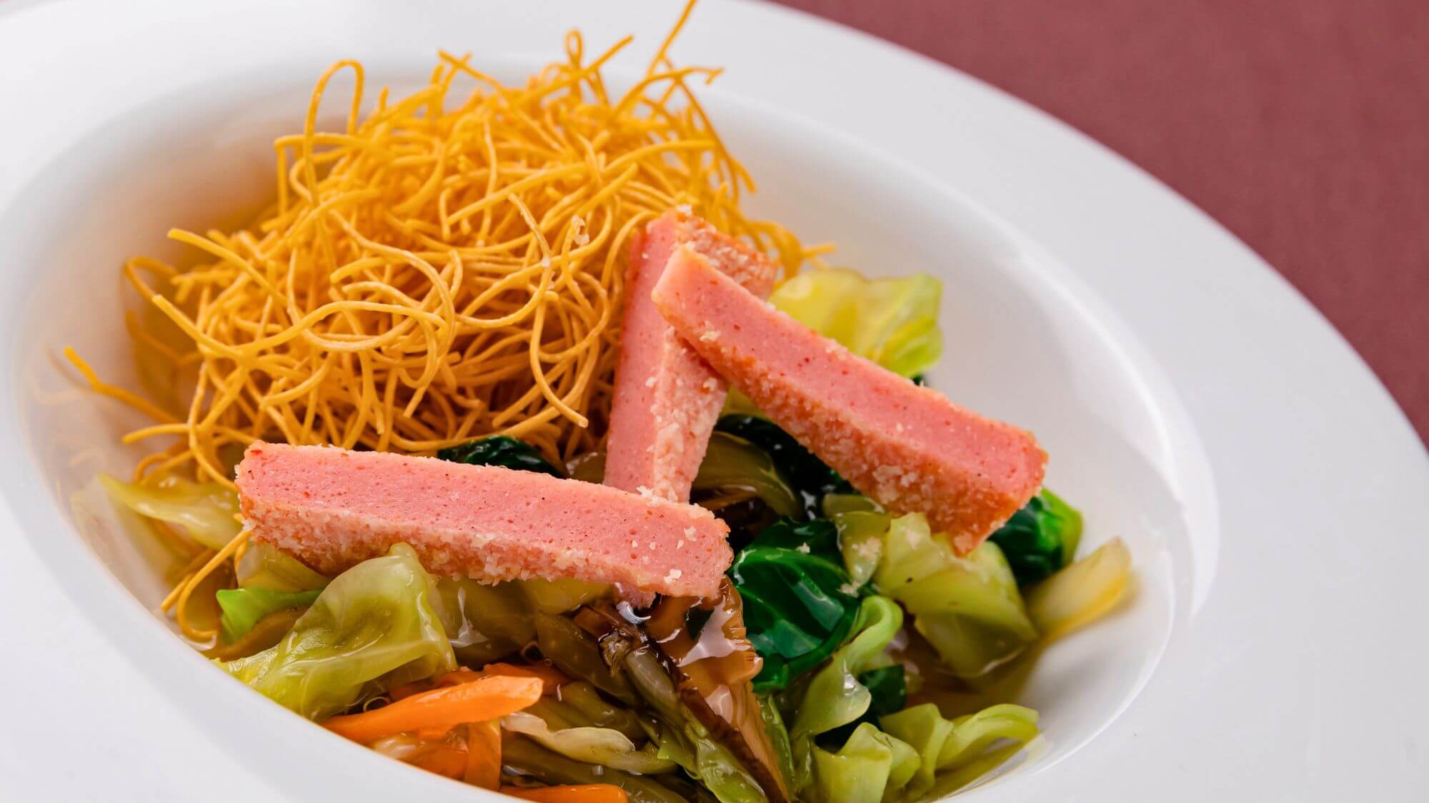 【2025春のバイキング】島根名物「赤天」入り皿うどん。ピリ辛赤天と、野菜たっぷりのあんが絶妙です。