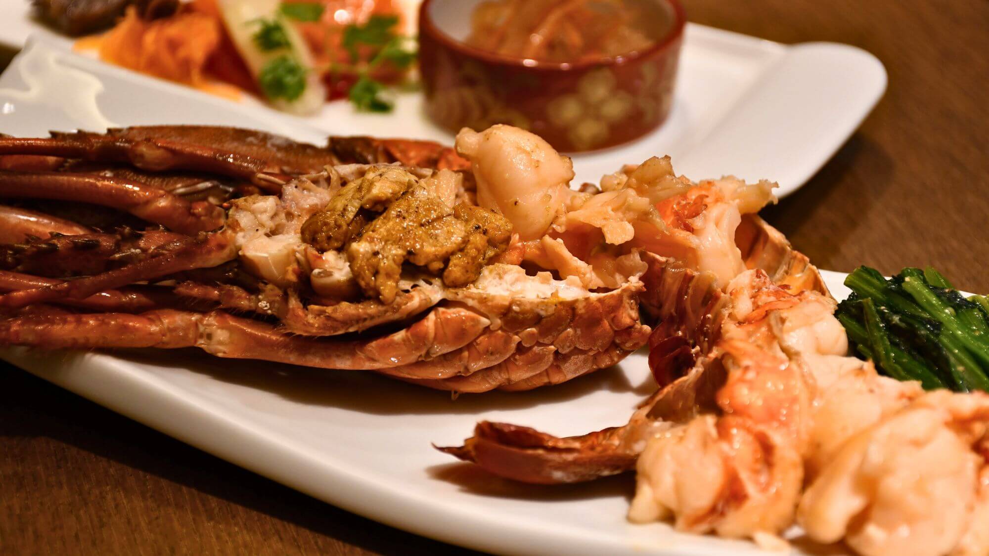 【鉄板焼レストラン葵】厳選食材の鉄板焼きディナーコースで、贅沢な夜のひと時をお楽しみください。