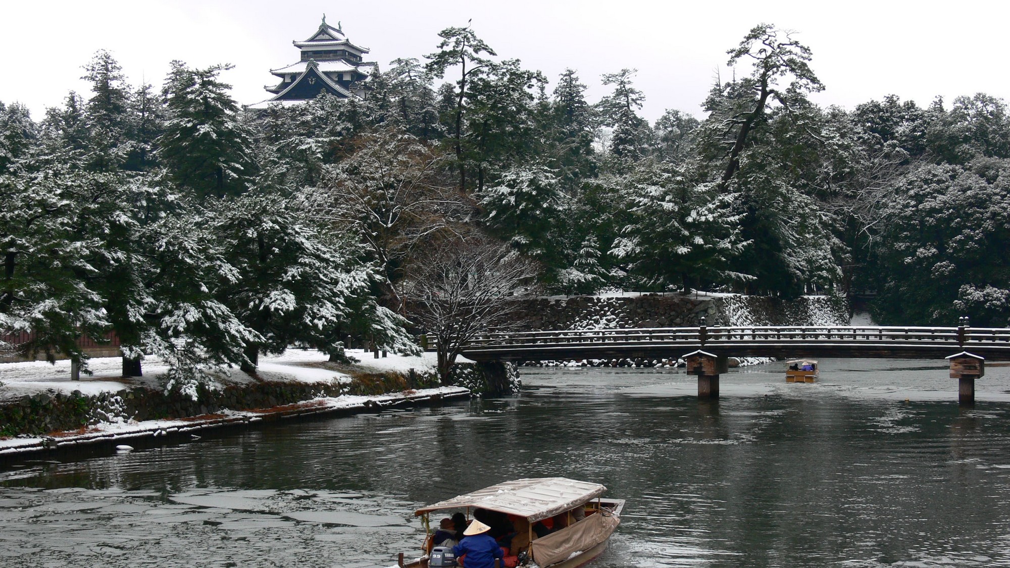 冬の風物詩として「こたつ船」を冬に運航しております。冬の松江城を遊覧船で散策。