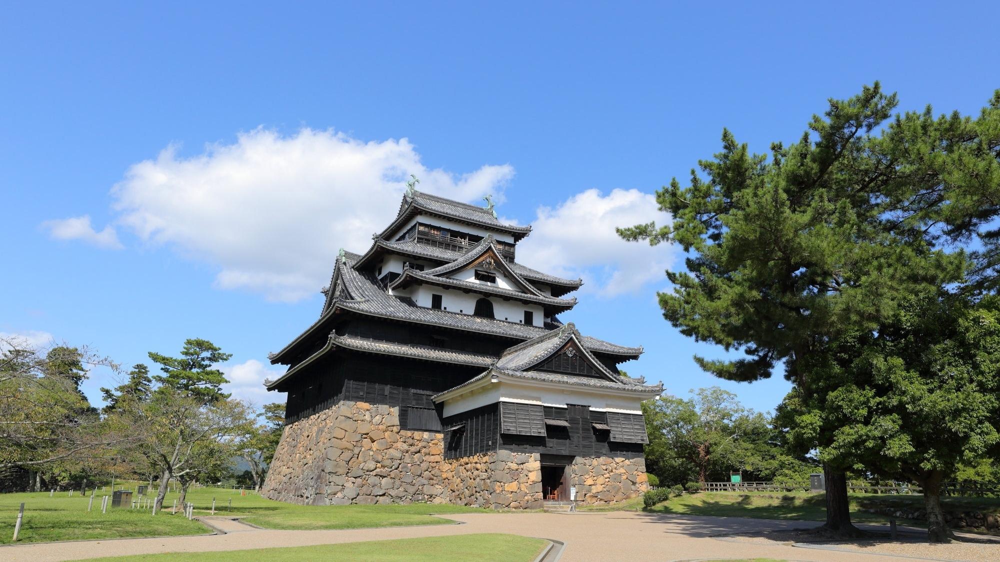【松江城】夏の空に雄大にそびえたつ松江城。