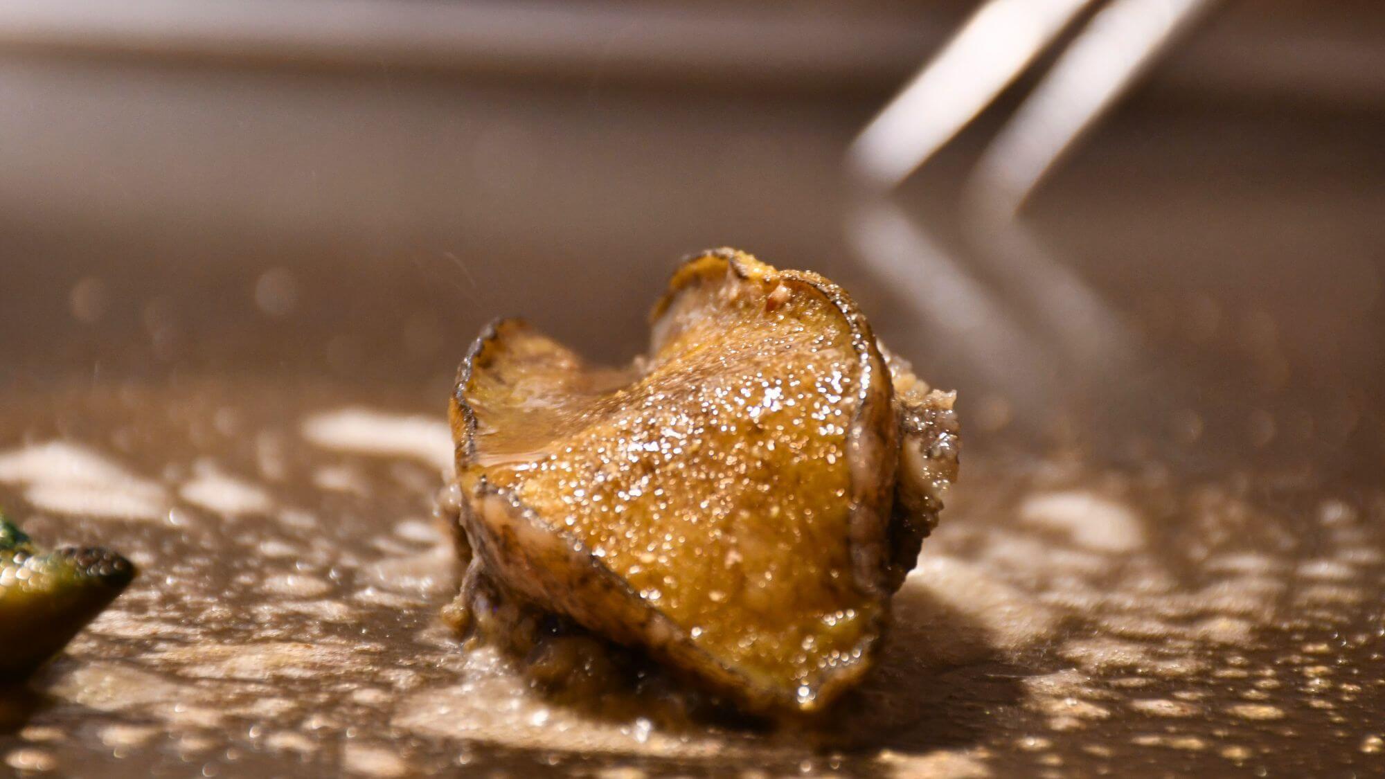 【鉄板焼レストラン葵】対面で繰り広げられるシェフのパフォーマンスも、鉄板焼きならではの醍醐味。