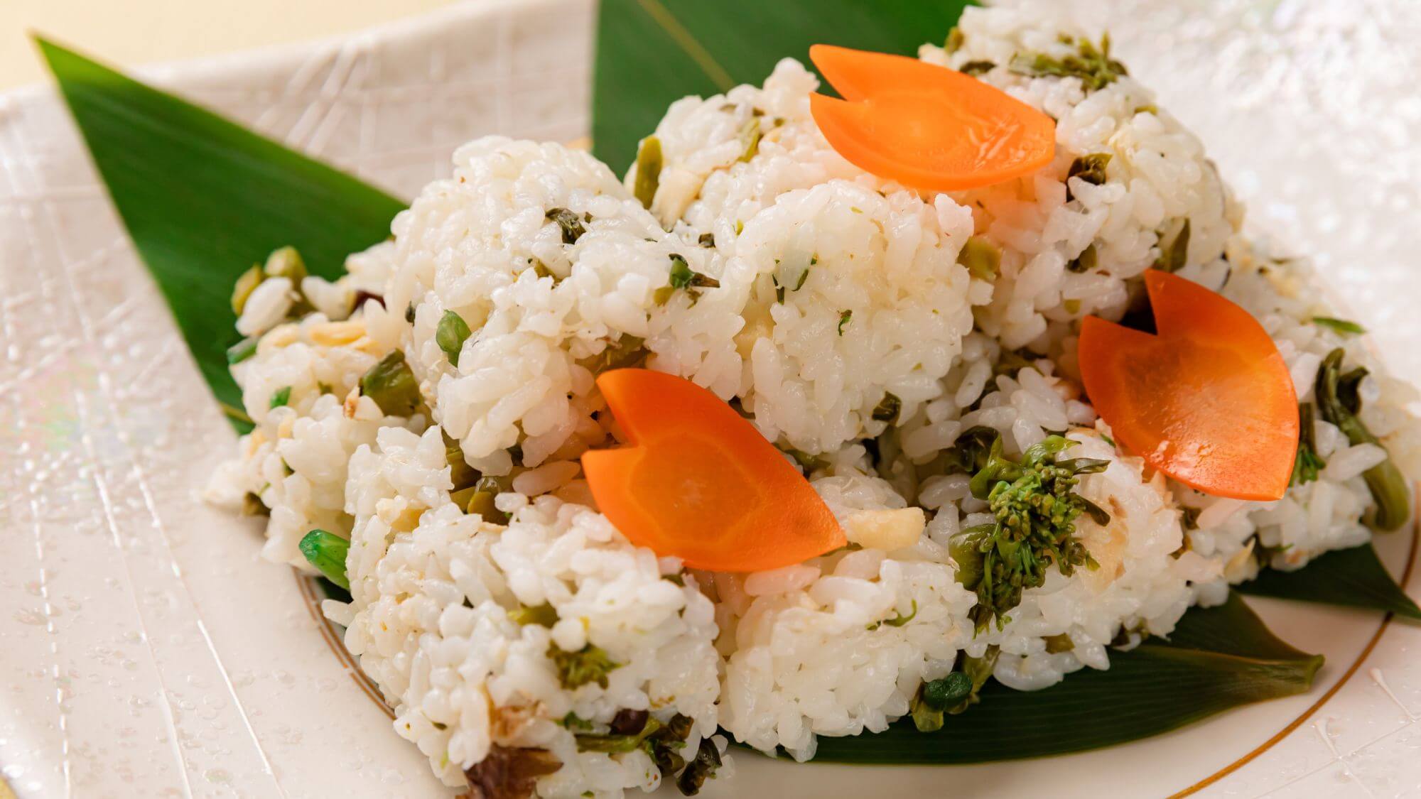 【春のバイキングメニュー】春の訪れを祝う押し寿司「物相（もっそう）寿司」、鯛と山菜の風味が格別です。