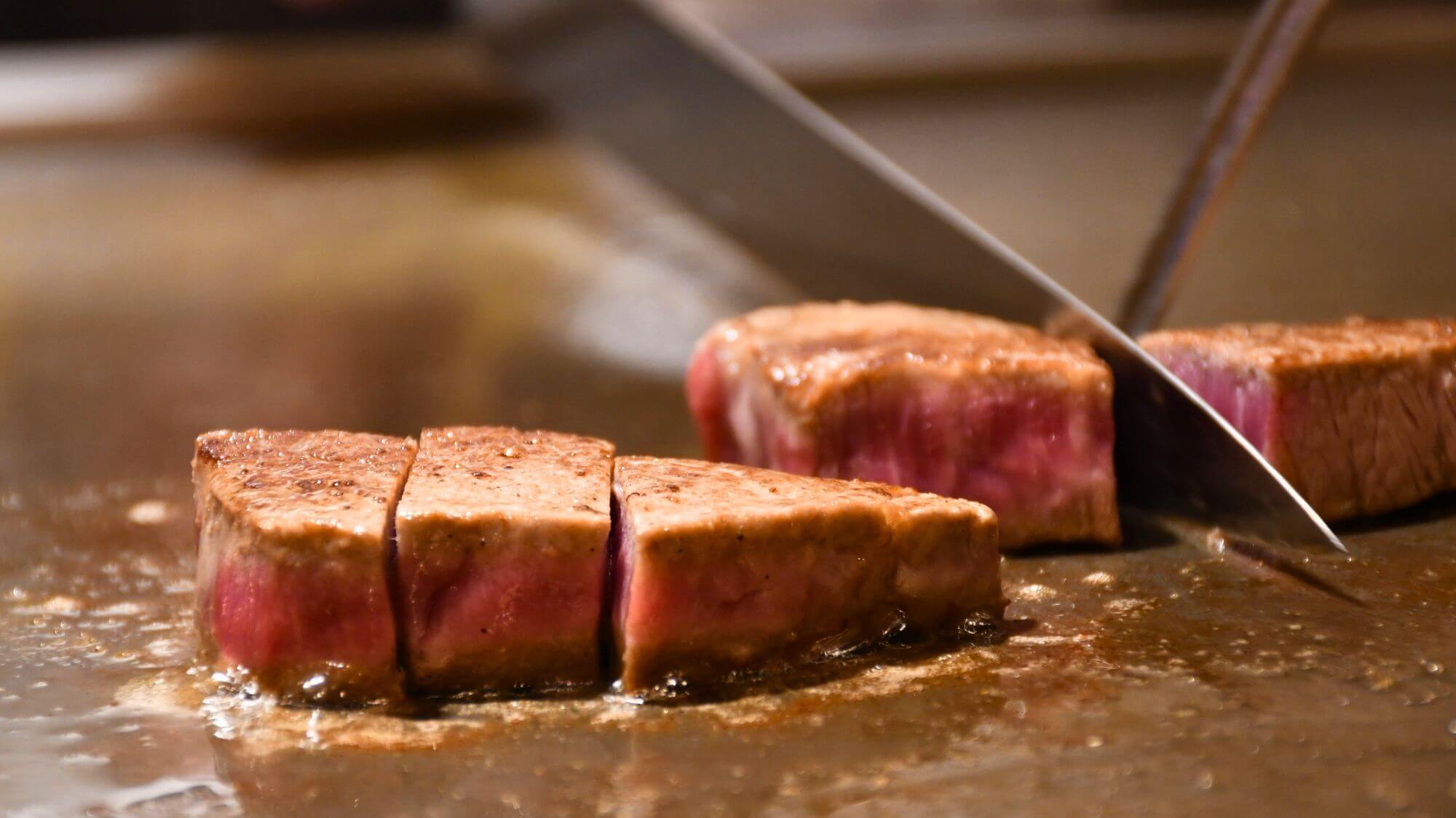 【鉄板焼レストラン葵】目前の鉄板から沸きあがる音や香りに包まれて、美食に酔いしれるひとときを。