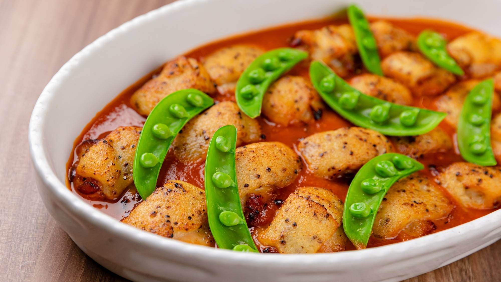 【春バイキング】鶏と川本町エゴマ入りパート重ね焼きの春野菜添えをトマトソースで食べやすく